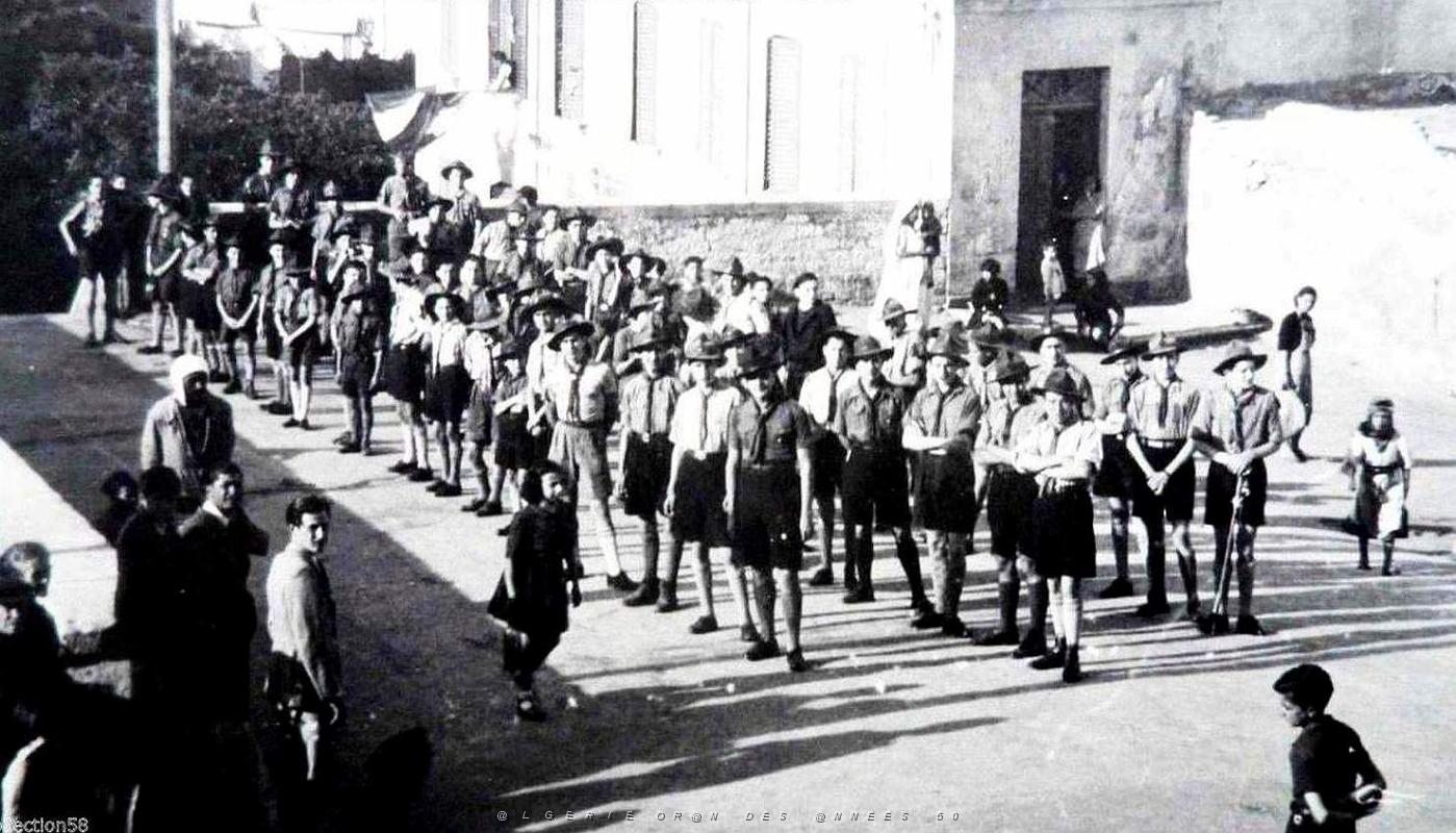1890- Oran - Parvis Eglise Saint- Louis - Scouts2 1937.jpg